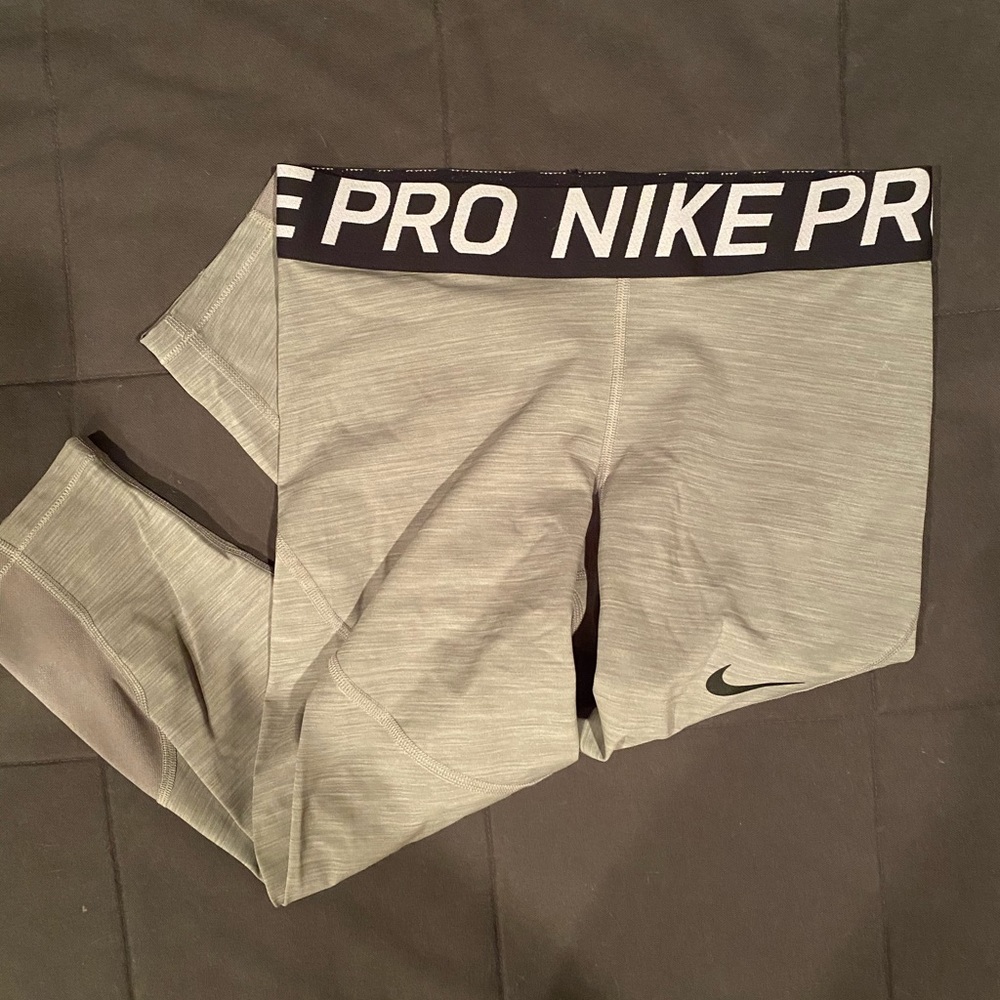 SOLD Nike Pro Capri Leggings